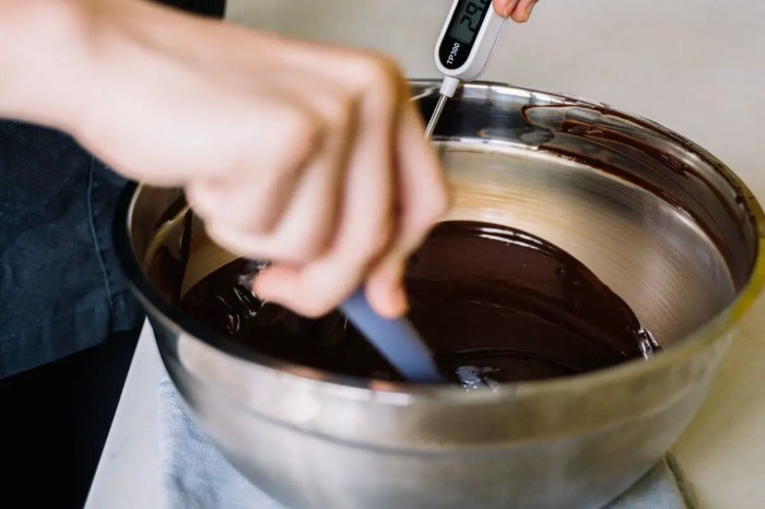 How to make hardened chocolate decoration