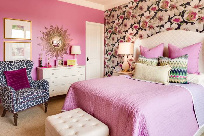 How to decorate a room with pink walls