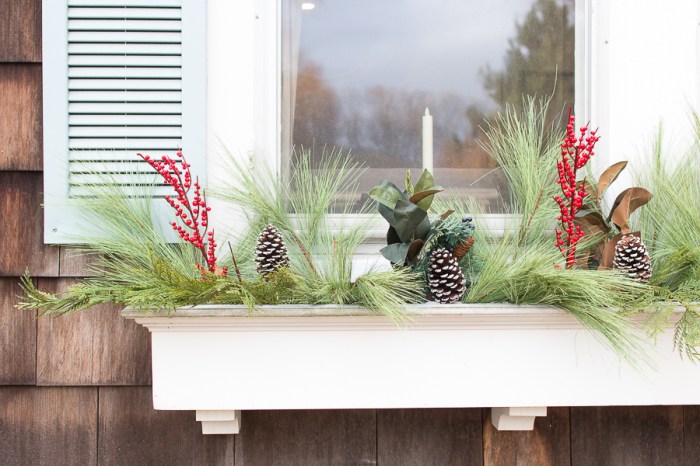 How to decorate a window box