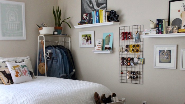 How to decorate a small room with shelving